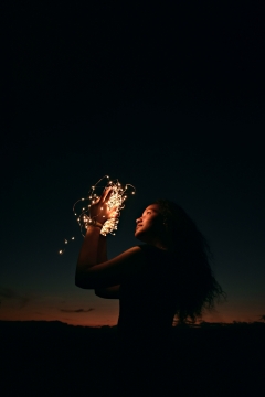 昏暗夜晚户外拿唯美灯饰长发美女