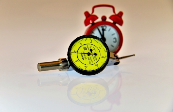 白色桌面黄色表盘秒表红色闹钟