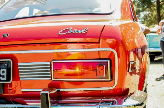 正午城市中科塞尔牌崭新红色轿车