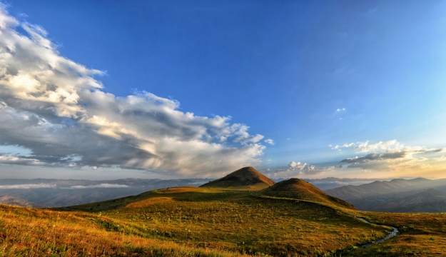 巍峨山峰草地绿植天空漂浮云彩美景