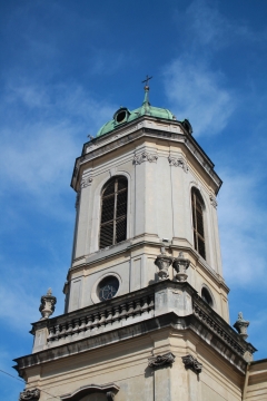 仰望蔚蓝天空大理石建筑外墙石雕