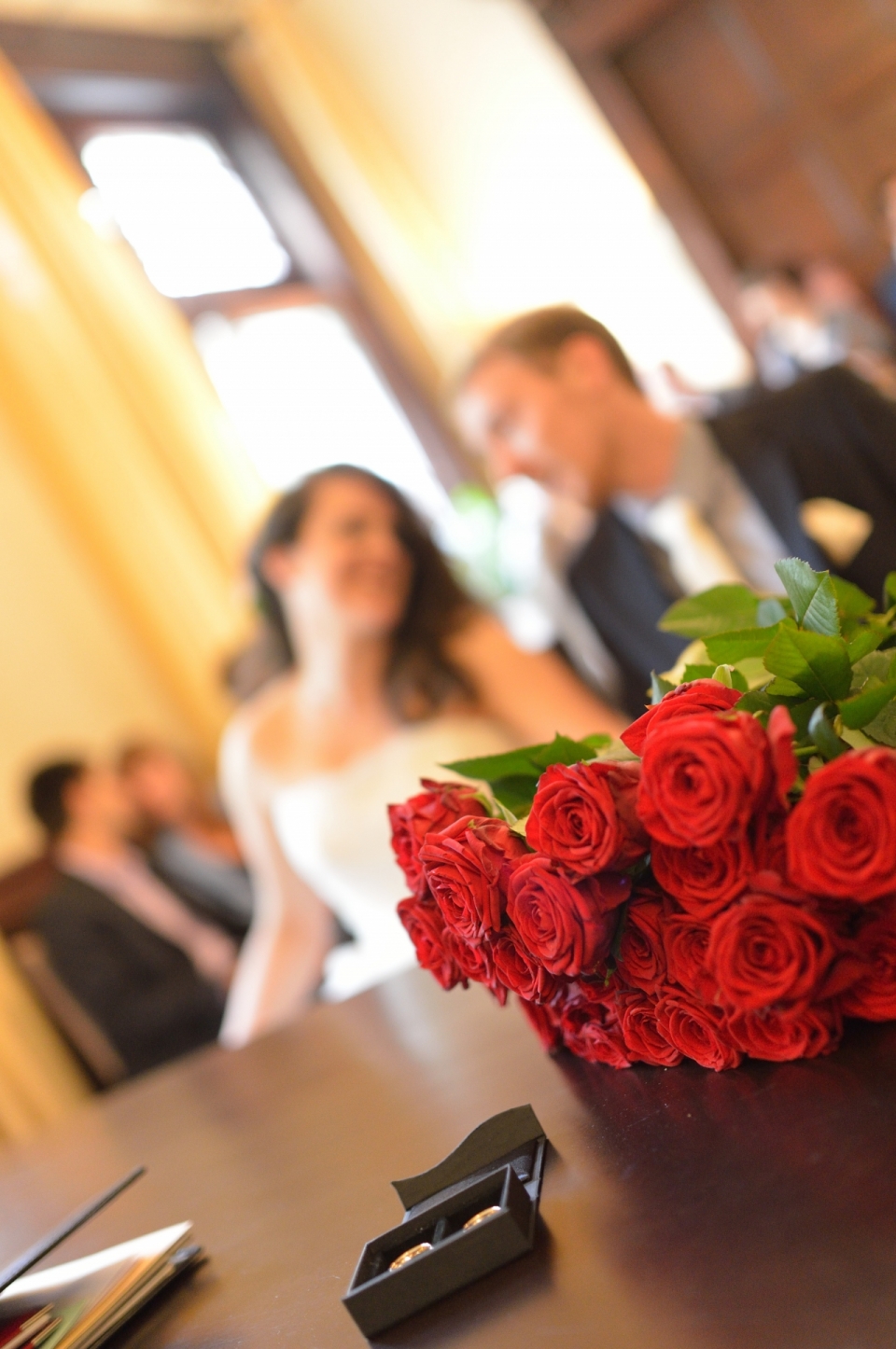 展厅桌上红色玫瑰花朵特写