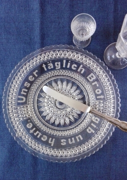 蓝色桌面上餐具摄影