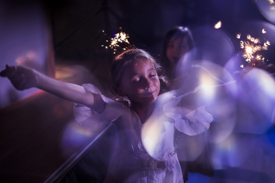 黑色背景气泡特效闭眼微笑的小女孩