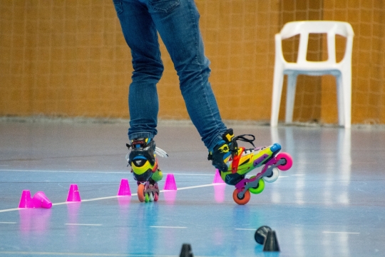 室内旱冰场穿轮滑鞋牛仔裤练习运动儿童