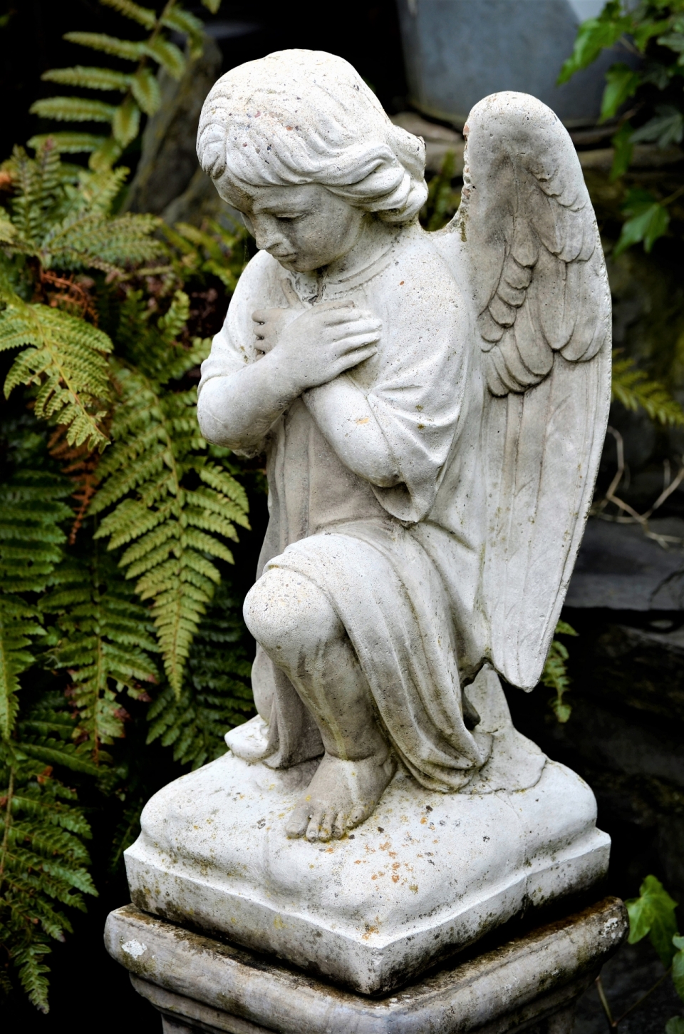 植物园林摆放可爱天使精致雕像