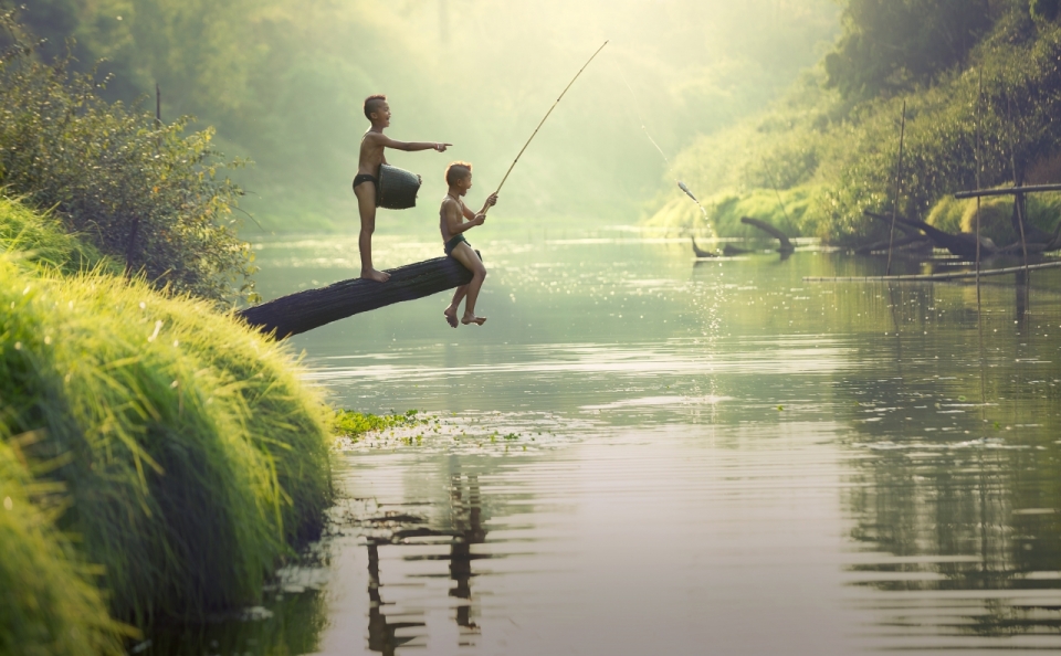 下载图片 作品简介 在河边一个男孩在钓鱼,一个在装鱼,画面和谐唯美