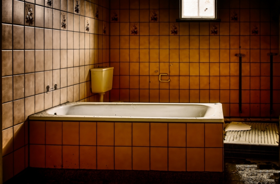 建筑室内肮脏墙壁浴缸浴室