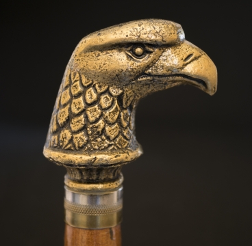 黑色背景艺术老鹰造型拐杖