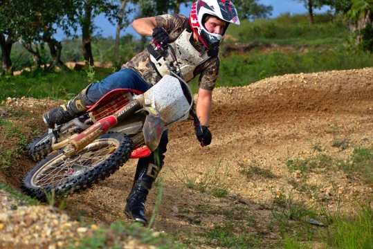 野外正停车转向的摩托车骑手