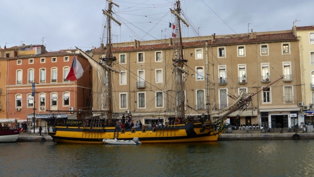 蓝色天空湖泊间城市街道建筑