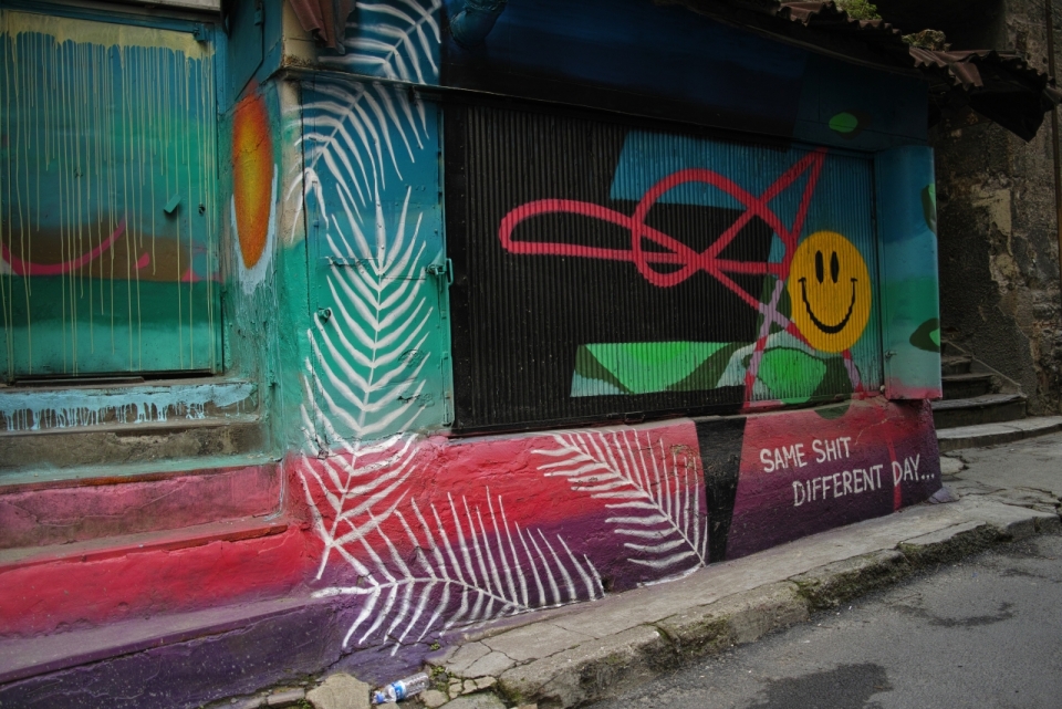 城市街头墙壁彩色艺术涂鸦