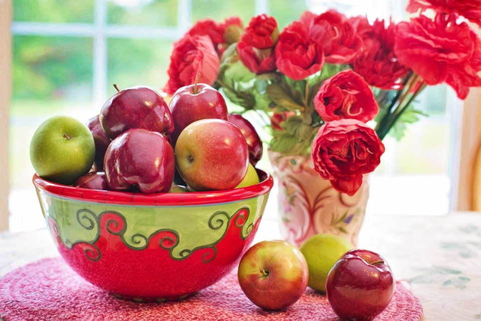 餐桌上的苹果和玫瑰花静物摄影