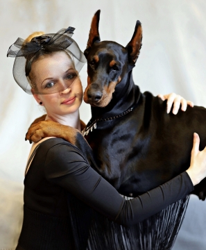 室内抱黑色巨大宠物狗时尚女性