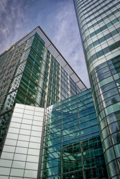 蓝天白云下城市高楼大厦建筑仰拍