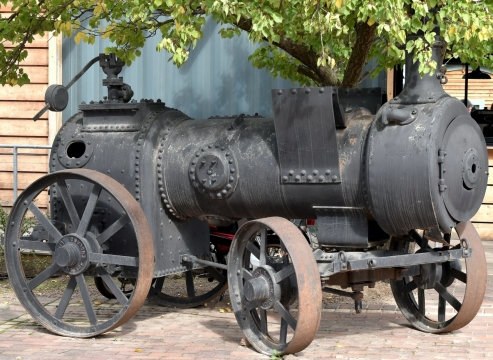 阳光城市街道古老黑色蒸汽机器