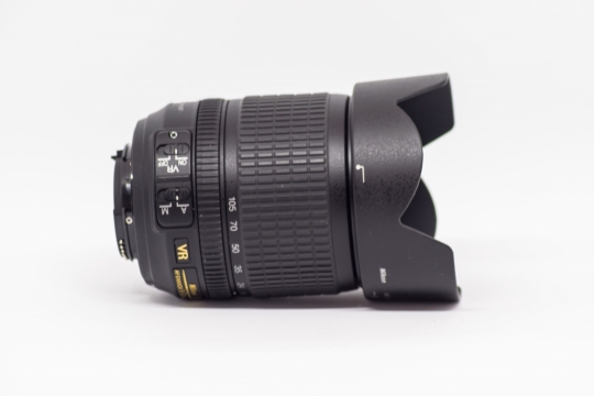 简约白色背景专业黑色相机镜头侧面