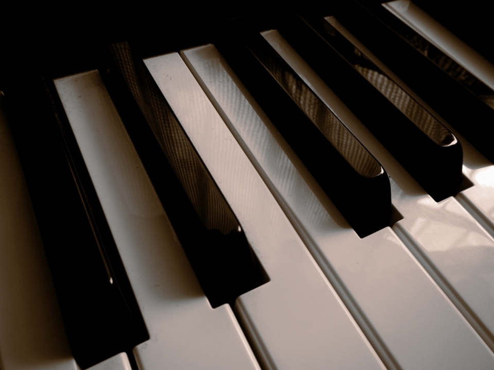 钢琴上的黑白钢琴键近景摄影