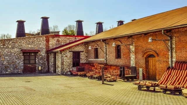 干净整洁角落对着瓦片的制瓦厂院子