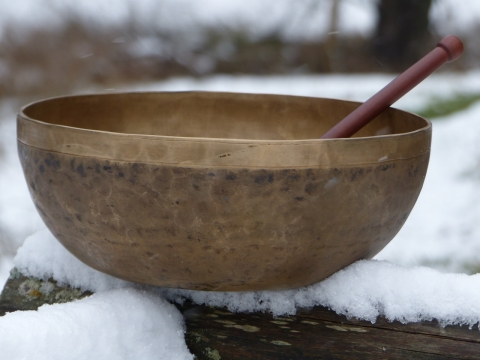 微距摄影_雪地上的铜钵特写