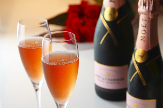 餐桌摆放冰镇气泡酒