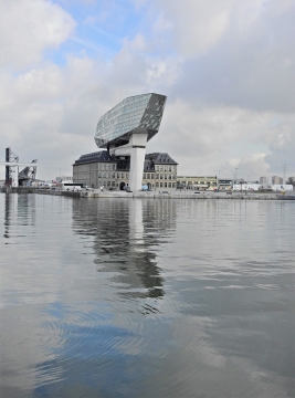 宁静风格湖边小城特色建筑外景