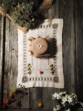 文艺木质桌子植物和白色布