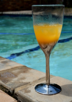 泳池台阶虚化背景调制鸡尾酒杯