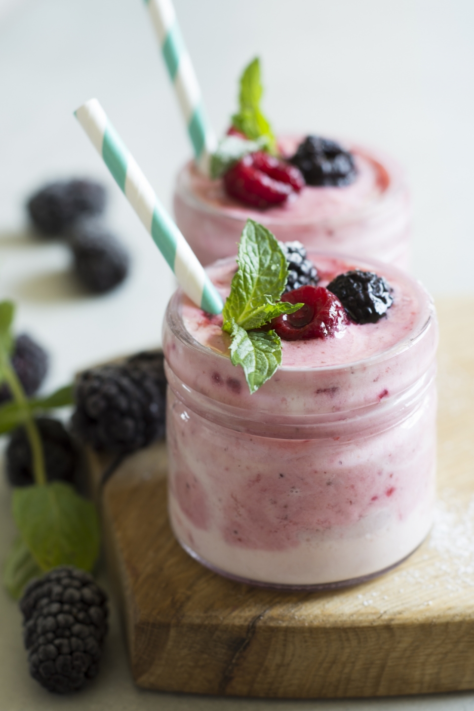 树莓水果酸奶甜品美食摄影