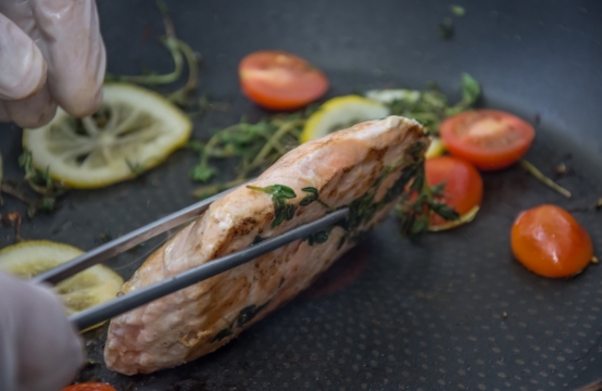 餐厅厨房平底锅煎制调味美食料理