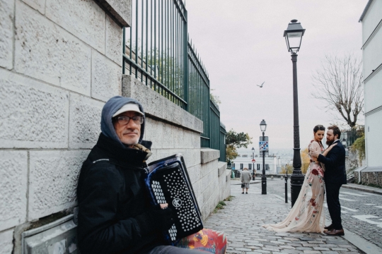 空旷街头相拥情侣流浪歌手人物外景