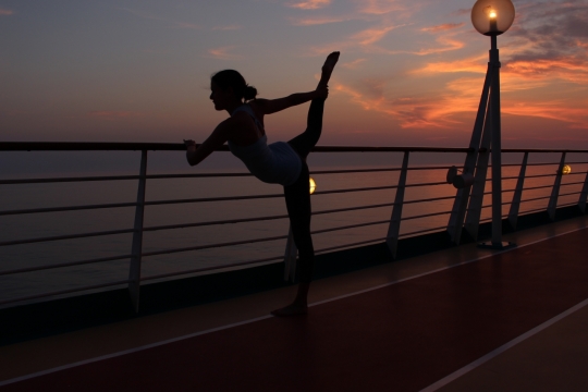 夕阳晚霞栏杆旁做瑜伽的女人