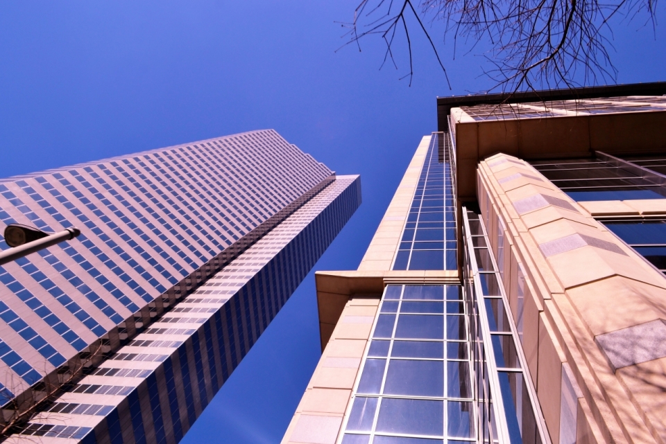 建筑摄影_粉色滤镜现代城市高楼大厦建筑仰拍