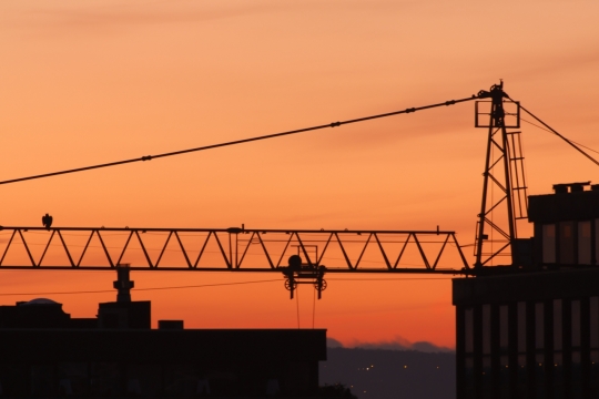 火红色夕阳巨大工地建造设施工具