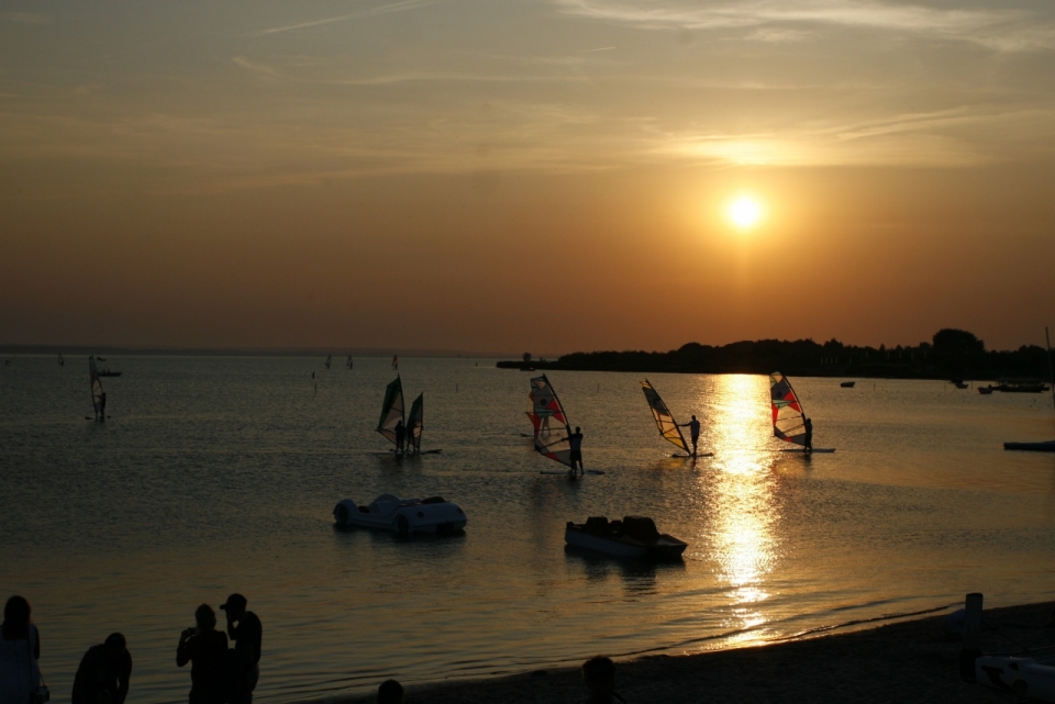 夕阳度假海滩上游客剪影摄影