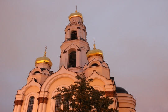 傍晚白色尖顶建筑阴影外观展示