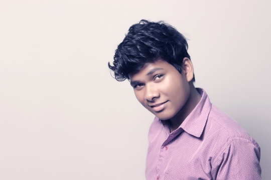 纯色背景前帅气小伙人像写真