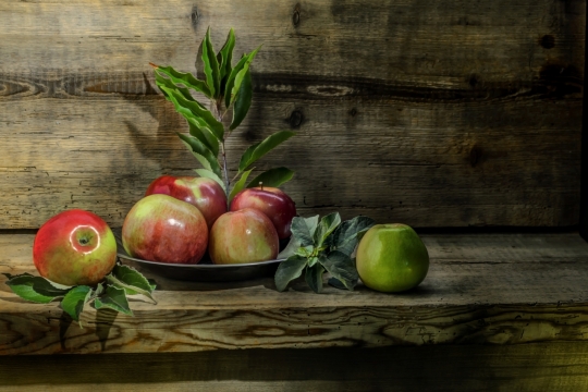 桌上的苹果和枝叶