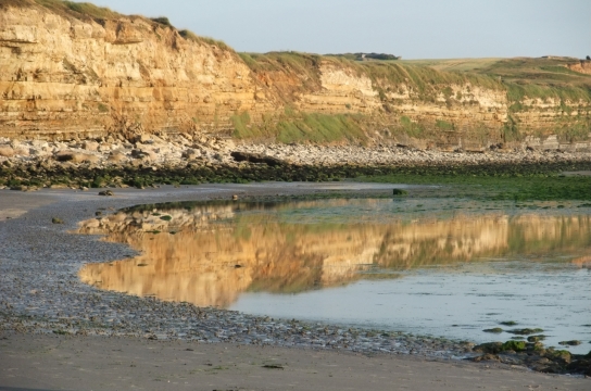 阳光蓝色天空自然山峰间湖泊
