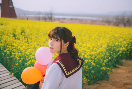 甜美清纯制服美女花园美拍