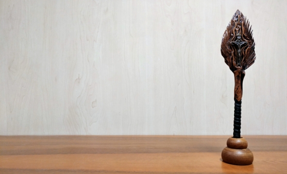 室内灰色墙壁前木制桌面精致笔