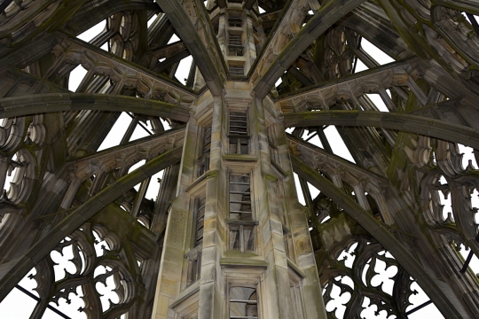 壮丽乌尔姆大教堂的镂花灯笼摄影