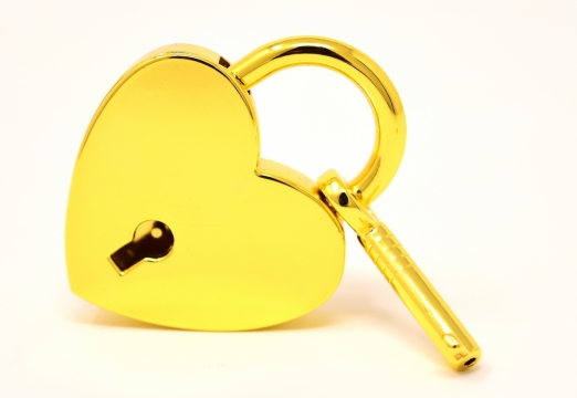 白色背景桌面金色心形锁钥匙装饰