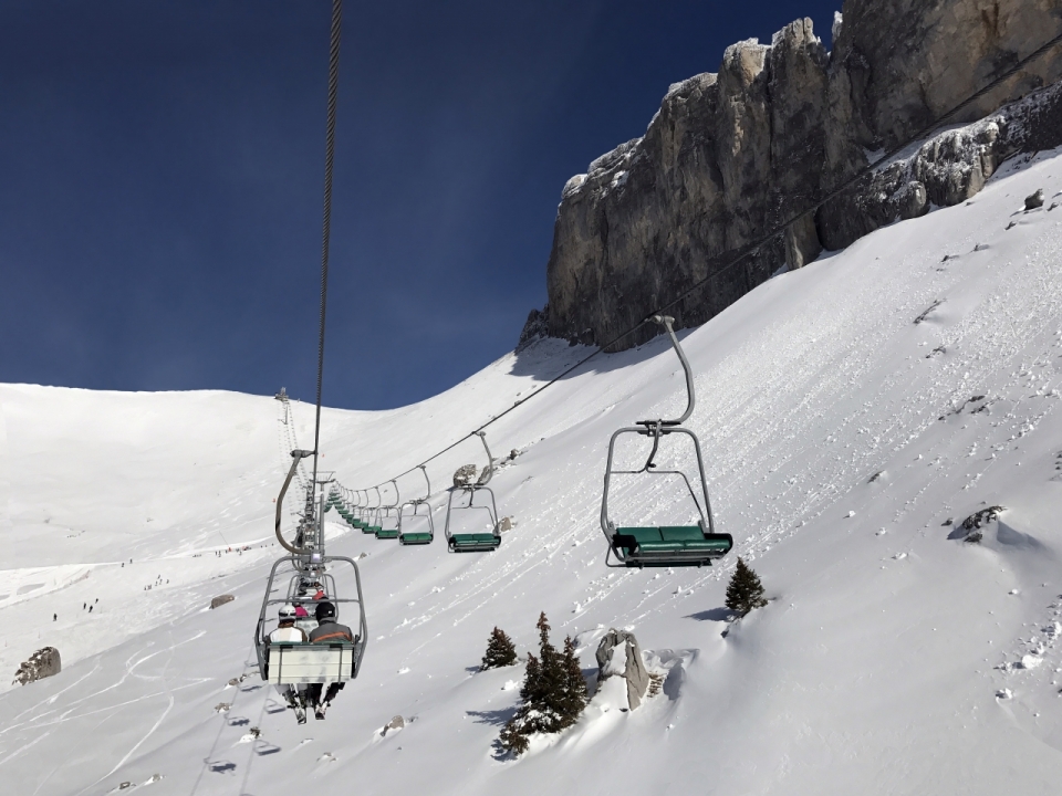 冬天雪后山峰绿色座椅观景缆车