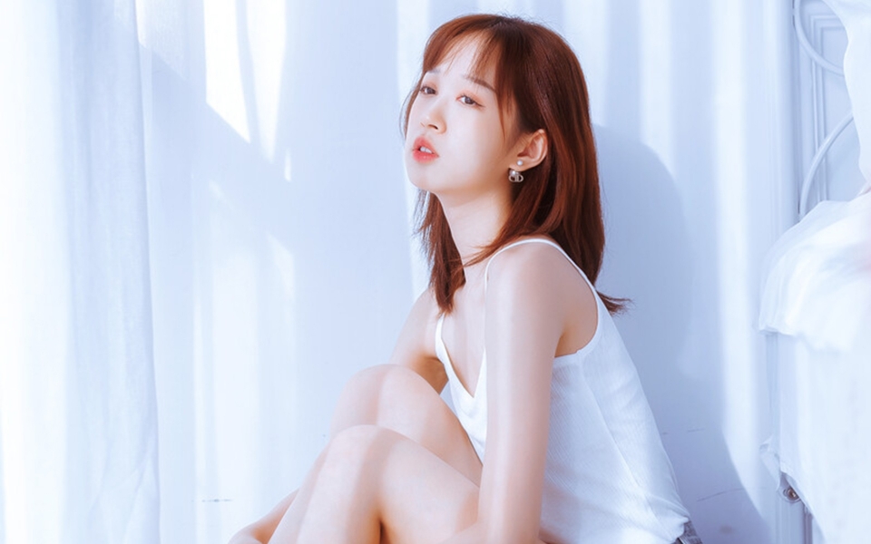 小清新吊带美丽高清桌面壁纸