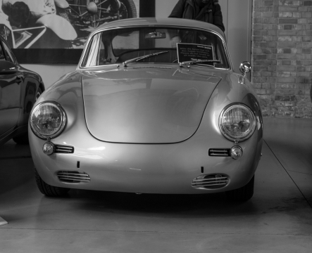 黑白城市街道古典历史轿车