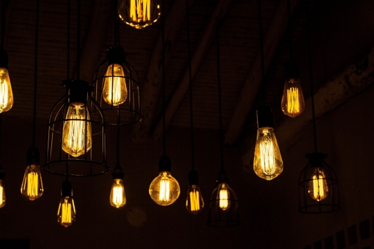 夜间室外挂满的黄色钨丝灯泡