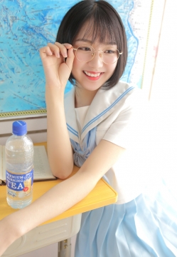 俏皮可爱的jk制服短发少女糖水片写真