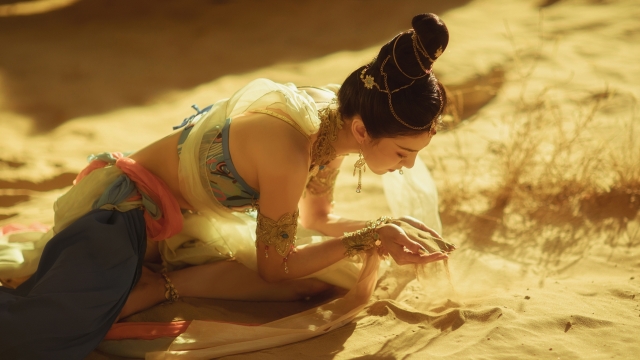 性感美女手捧沙子敦煌高清桌面壁纸
