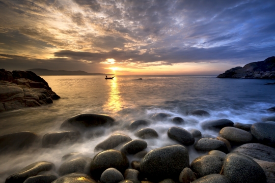 傍晚阳光天空大海自然礁石